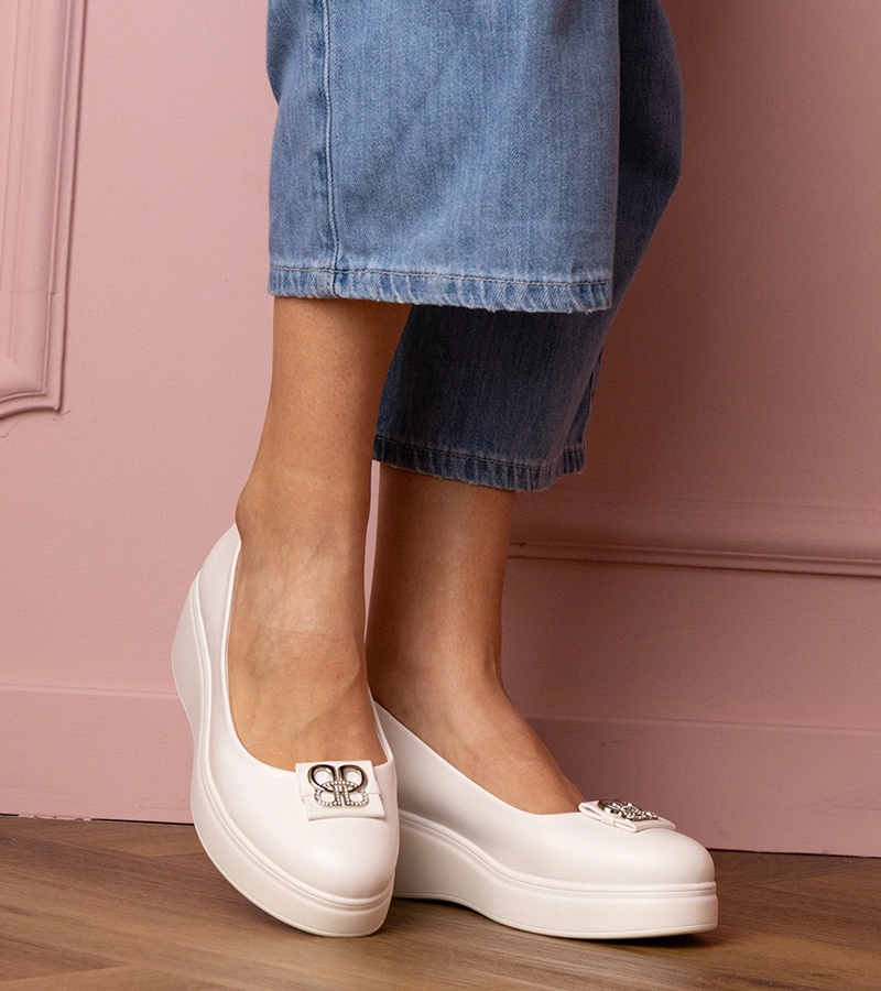 Białe półbuty na platformie z cyrkoniową ozdobą Patos