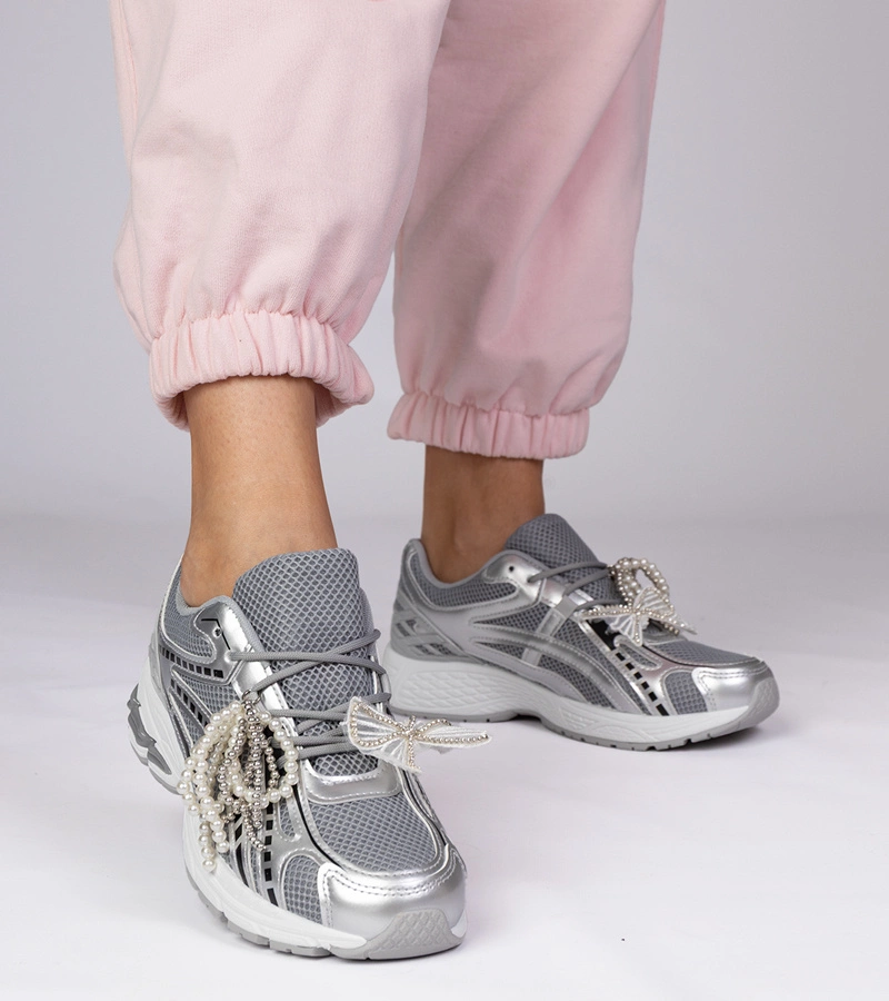Srebrne sneakersy z odpinanymi ozdobami Lekrus