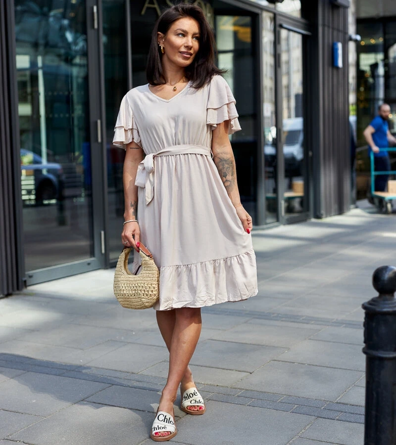 Beżowa sukienka midi z paskiem Sagasa