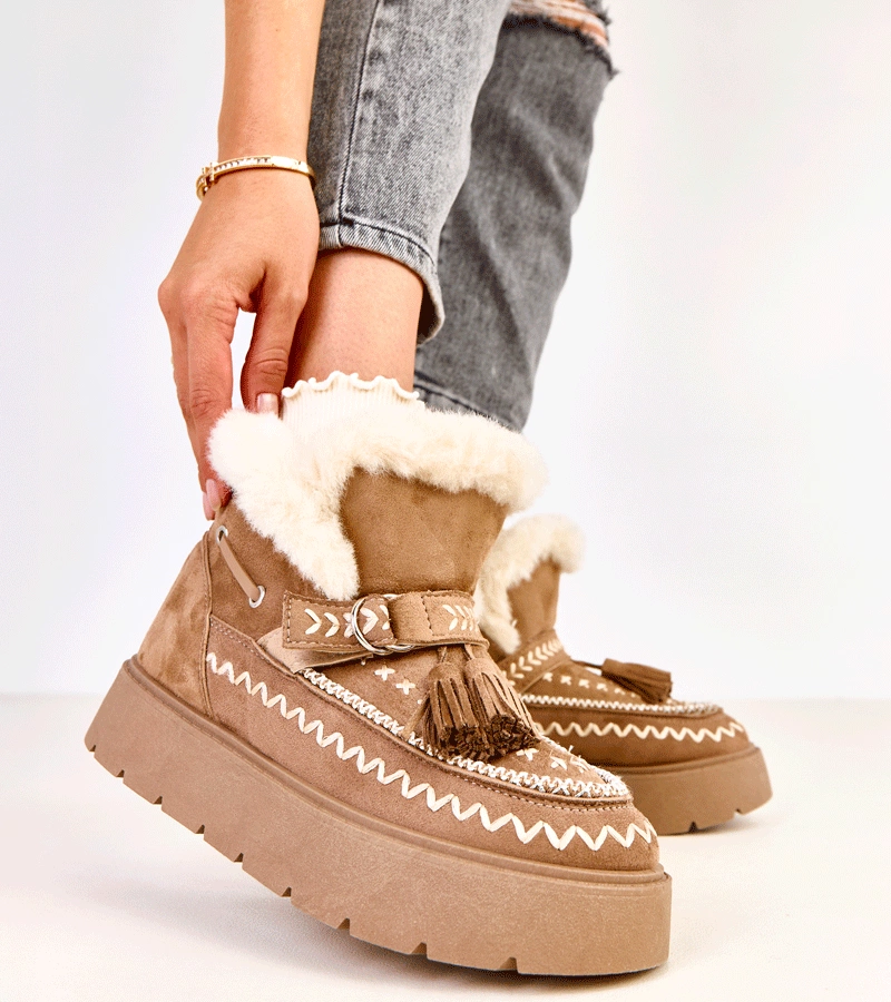 Jasnobrązowe śniegowce na platformie z frędzlami Maurisa
