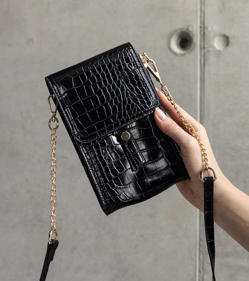 Czarna torebka zdobiona tłoczeniem Decatur