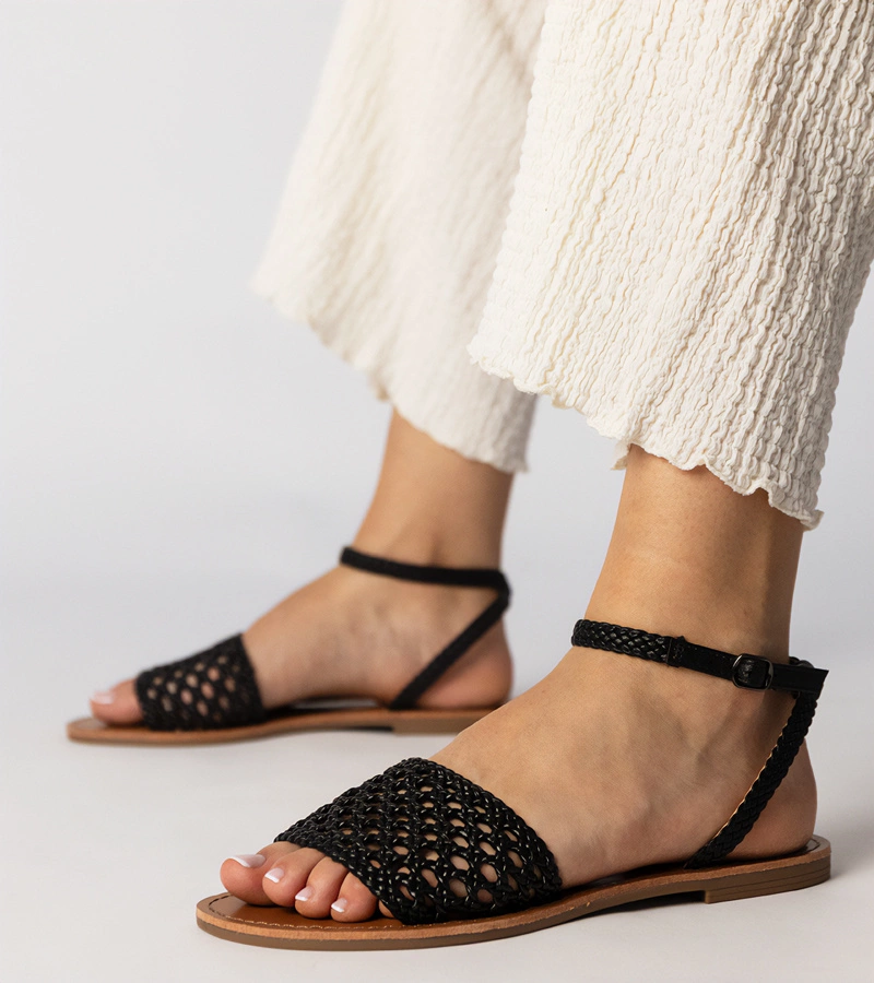 Czarne sandały plecione na płaskiej podeszwie Mires