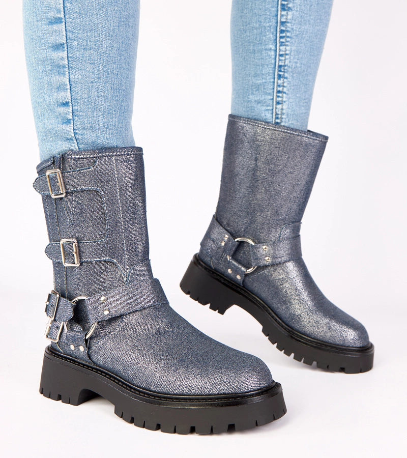 Niebieskie botki zdobione sprzączkami ze srebrnym połyskiem Cara