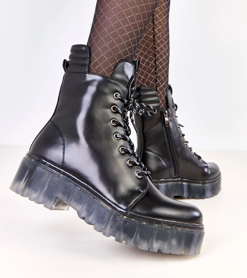 Czarne traperki damskie z ozdoba na języku Aldino