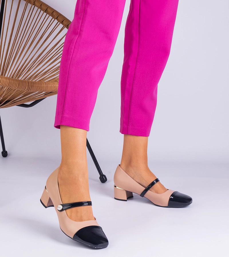 Beżowe czółenka na słupku z lakierowanym noskiem Ivanita