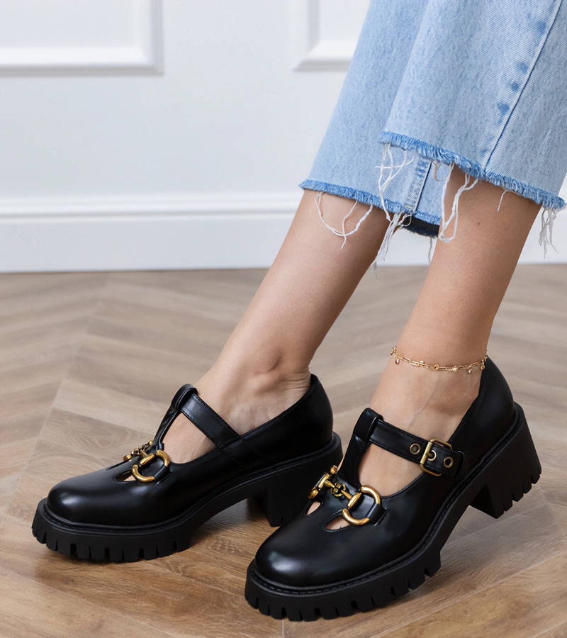 Czarne półbuty na grubej podeszwie ze złotą ozdobą Hartis