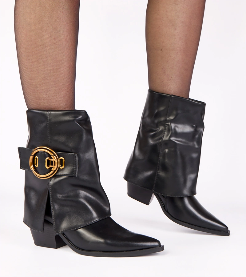 Czarne kowbojki z wywiniętą cholewką i ozdobną klamrą Faila