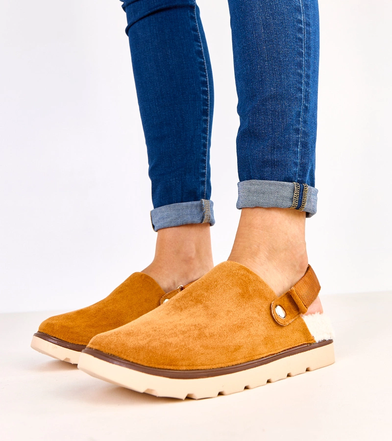 Brązowe zabudowane kapcie ocieplane z zapięciem Unseta