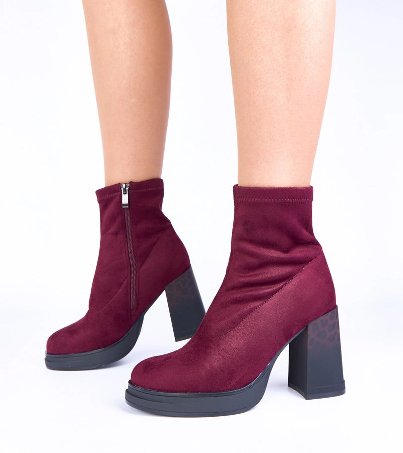 Fioletowe botki na słupku zdobionym panterkowym printem Delora