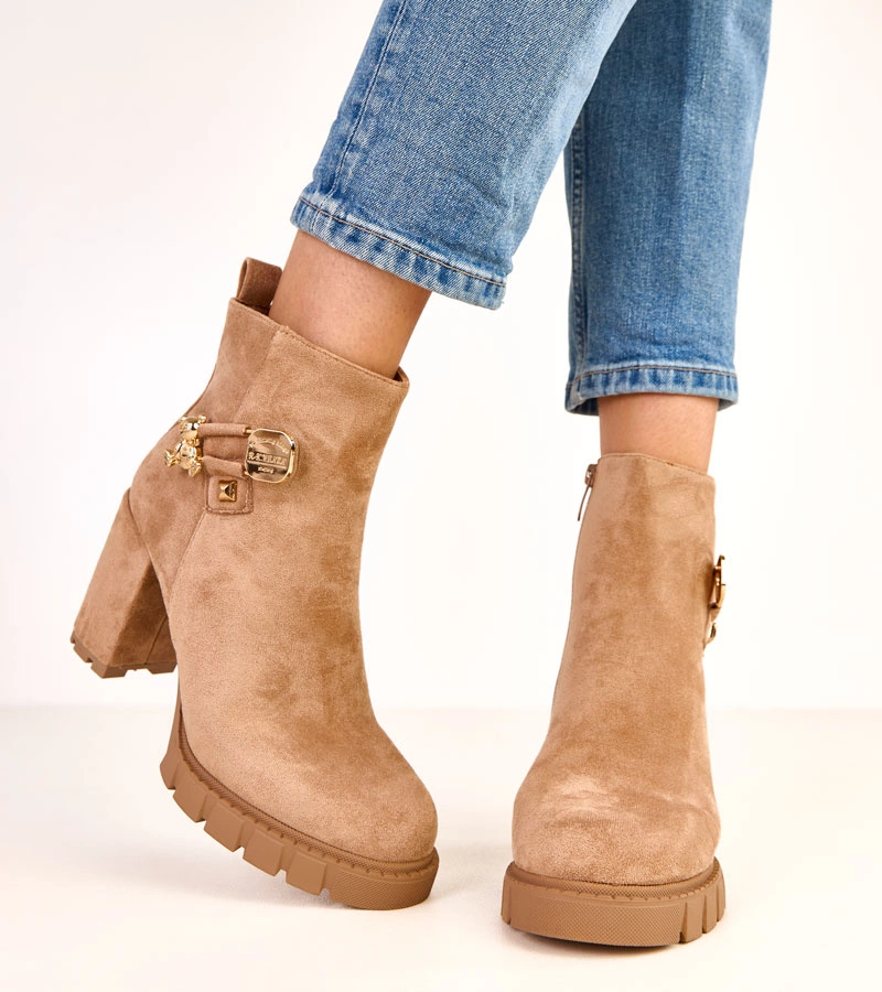 Brązowe botki na słupku zdobione złotym misiem Naste