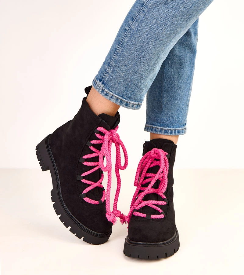 Czarne botki z ozdobną różową sznurówką Gabria