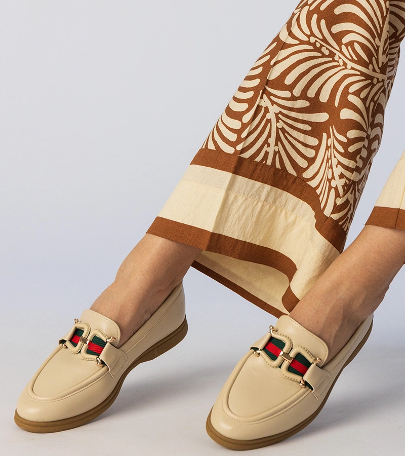 Kremowe mokasyny z ekoskóry z ozdobą Kalenda