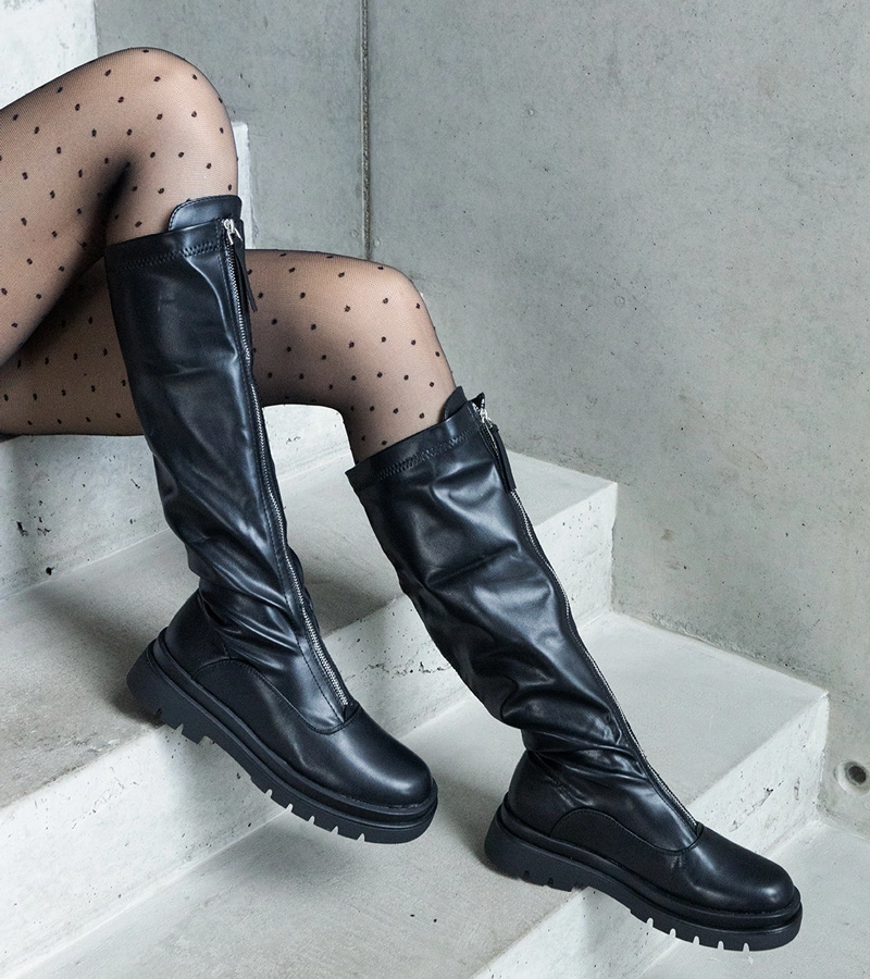 Czarne kozaki na płaskim obcasie zdobione zamkiem Hala