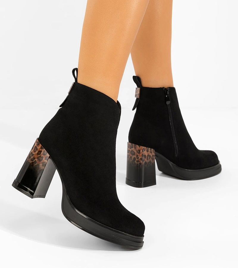 Czarne botki na lakierowanym słupku zdobionym panterką Gena