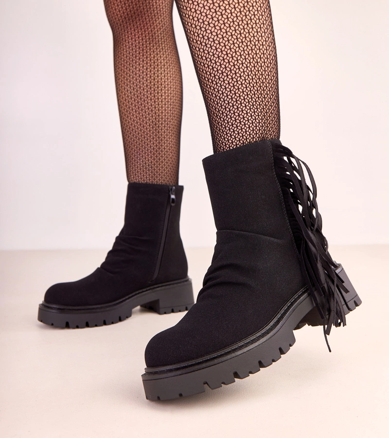 Czarne botki z frędzlami na grubej podeszwie Silia