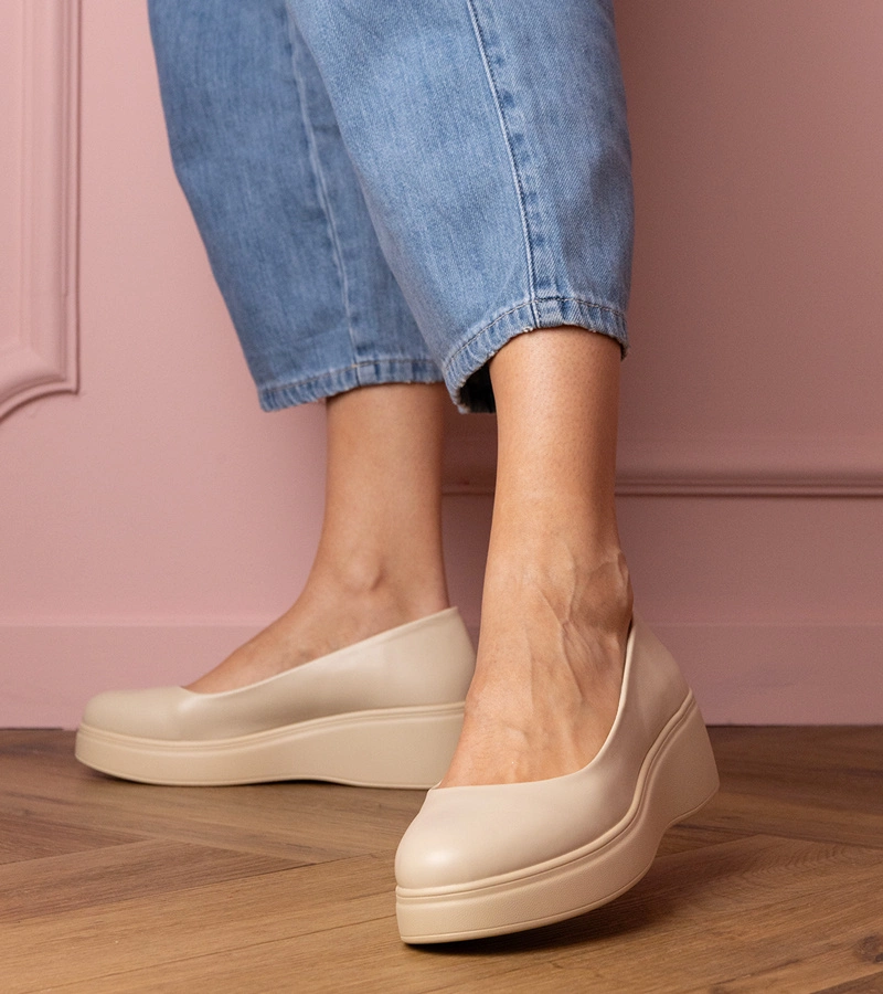 Beżowe półbuty na platformie z ekoskóry Huron