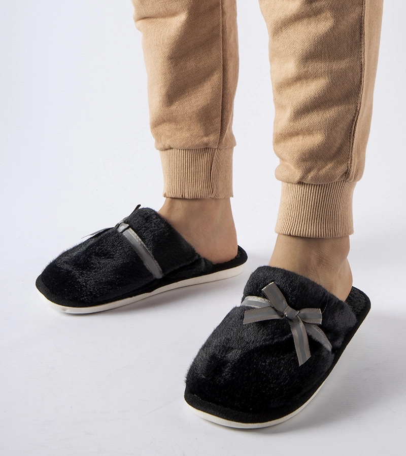 Czarne ciepłe kapcie z kokardką Antonino