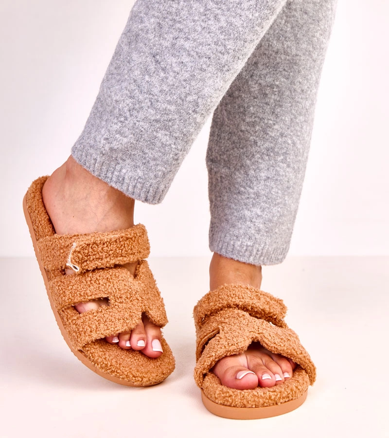 Jasnobrązowe futrzane kapcie z otwartym przodem Greigan