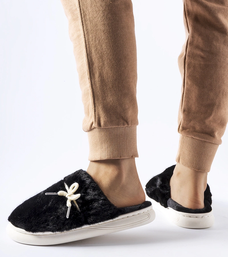 Czarne kapcie z ozdobnym sznureczkiem Medoro