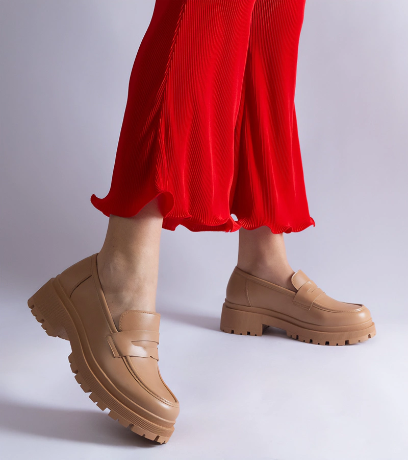 Ciemnobeżowe  mokasyny z eko skóry Fiorenza