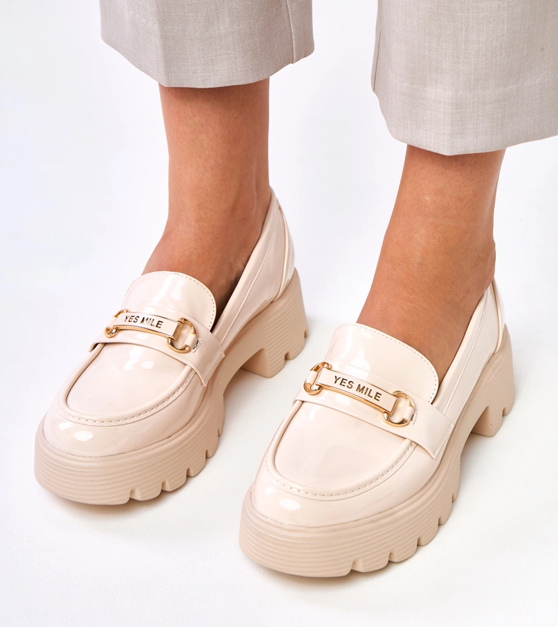 Beżowe lakierowane mokasyny z ozdobą Kidane