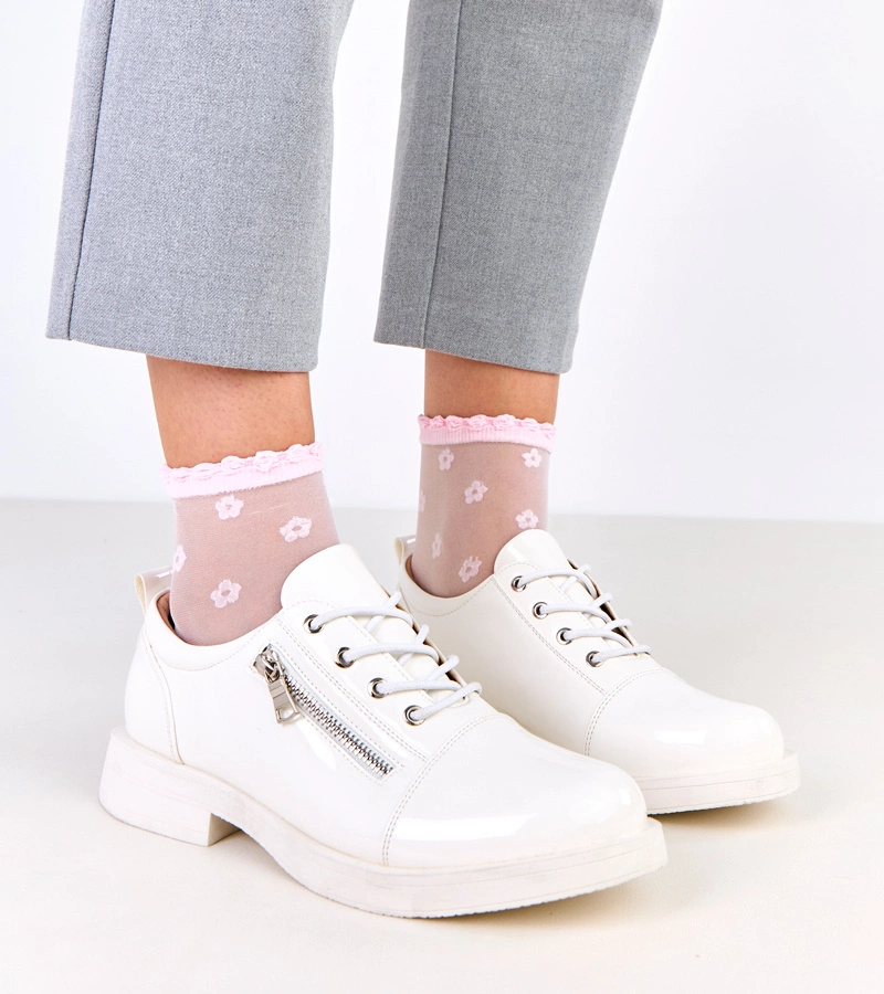 Białe lakierowane półbuty damskie Diamante