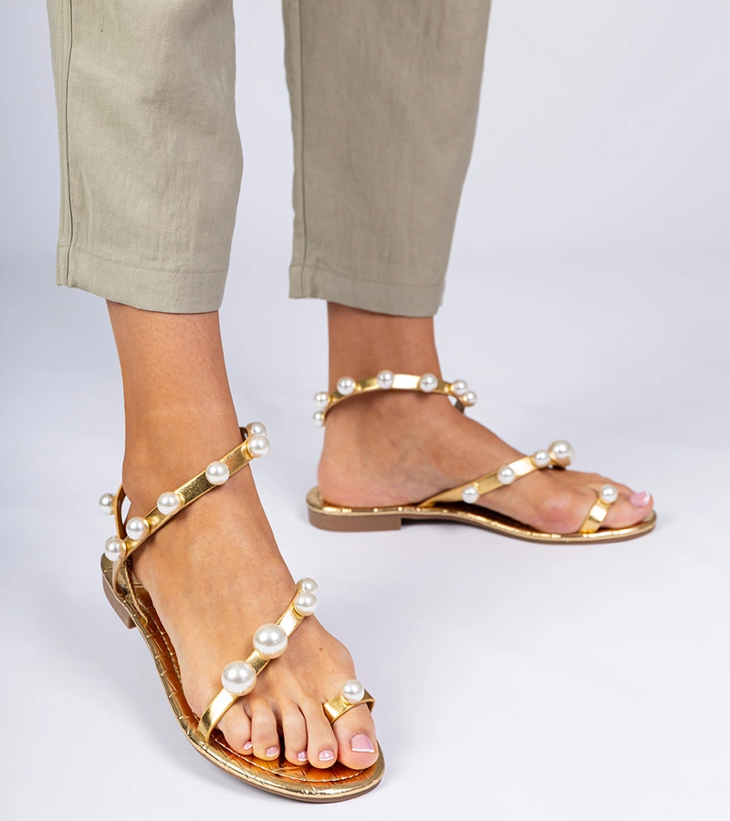 Złote sandały damskie zdobione perełkami Sarino