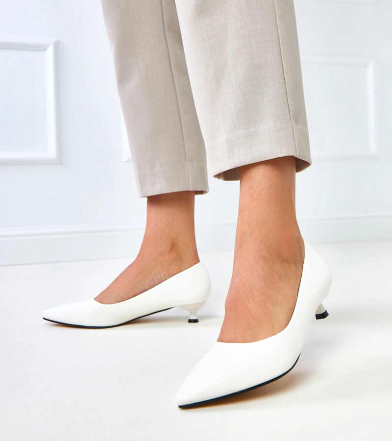 Białe czółenka na niskim obcasie Louise