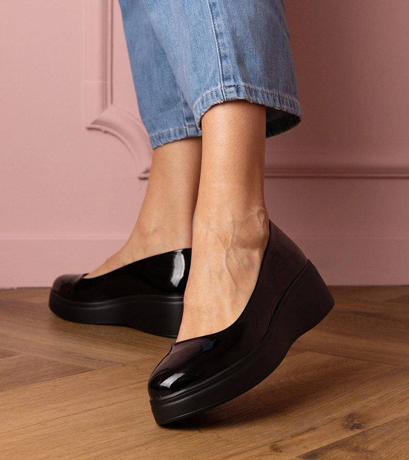 Czarne półbuty lakierowane na platformie Nikara