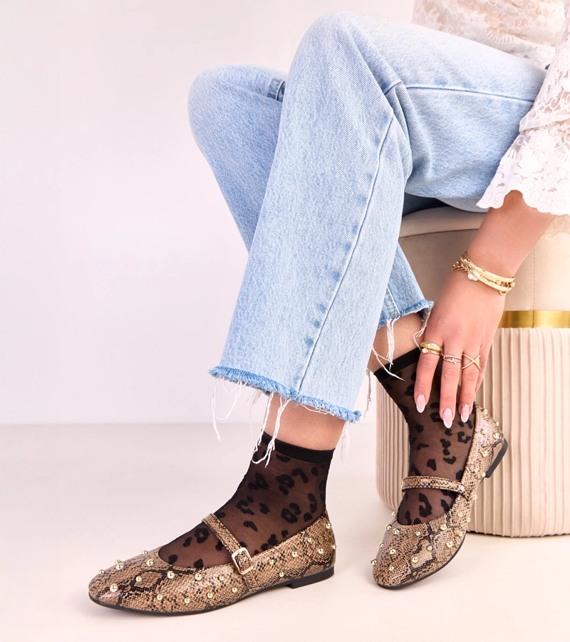 Brązowe baleriny z motywem skóry węża zdobione perełkami Selena