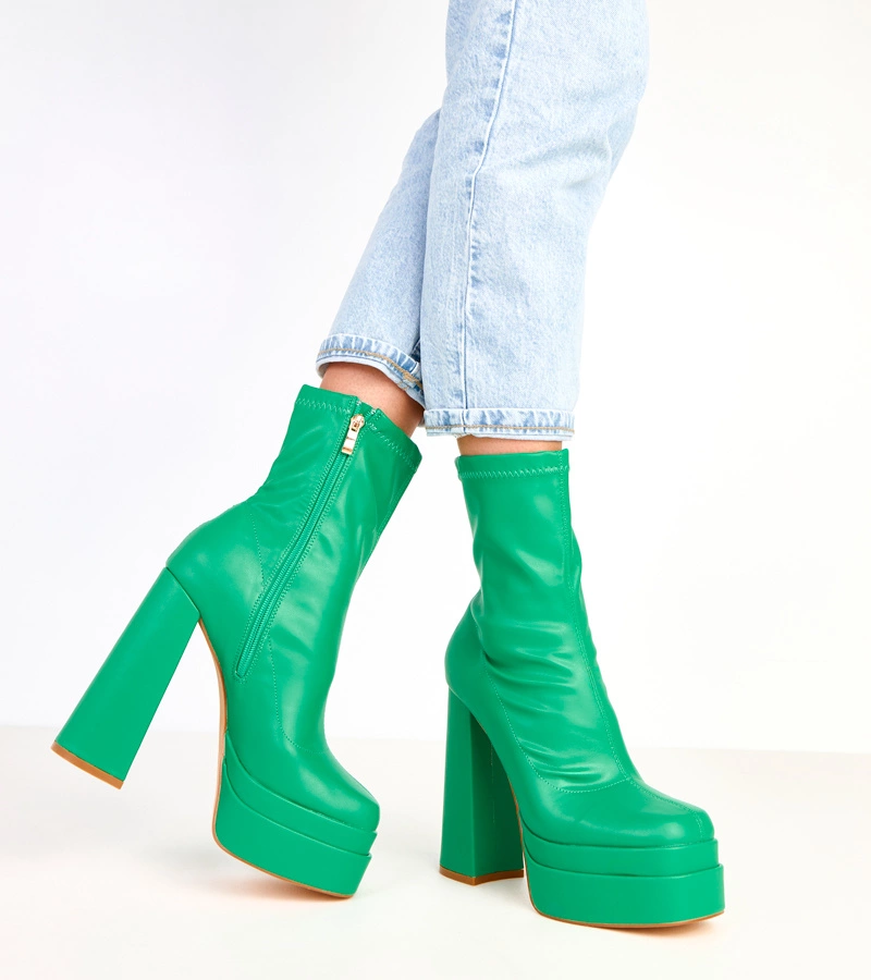 Zielone botki na masywnym słupku i platformie Yasmin