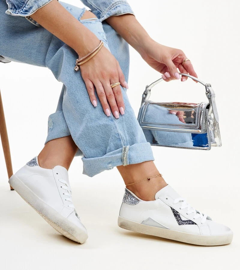 Białe sneakersy z efektem ,,znoszenia'' Gombola