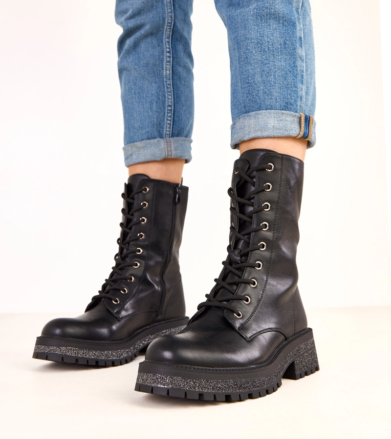 Czarne botki na platformie z ozdobną podeszwą Asevie