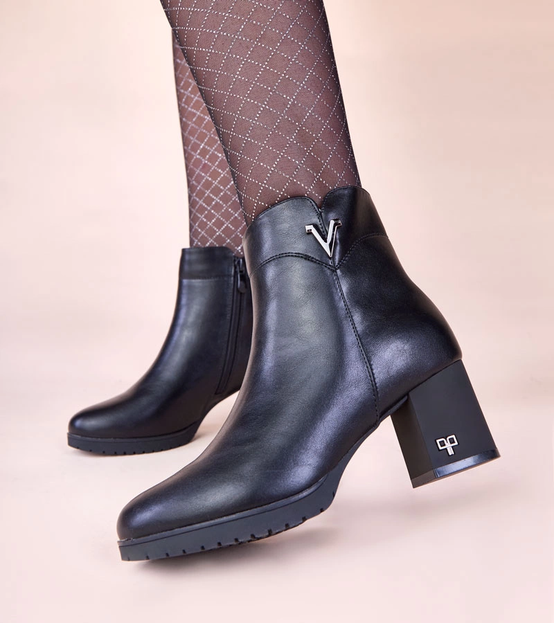 Czarne botki na słupku z matowym wykończeniem Ardisa