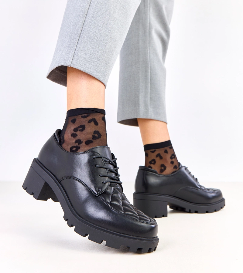 Czarne półbuty z pikowaną wstawką Kensey