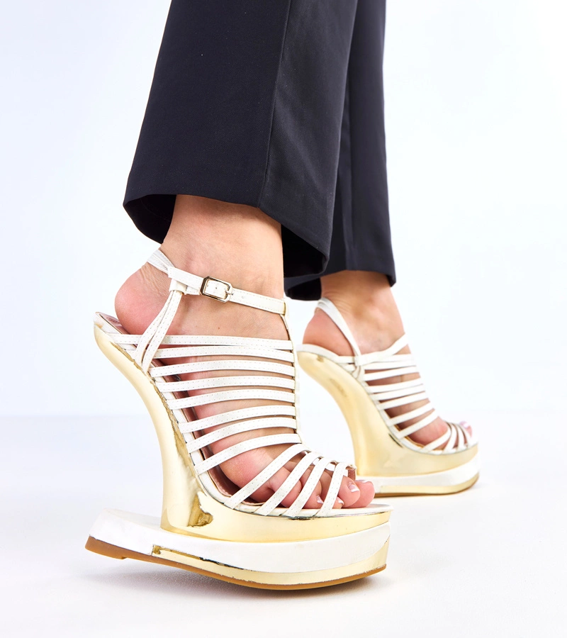 Beżowe sandały na futurystycznym obcasie Elizer