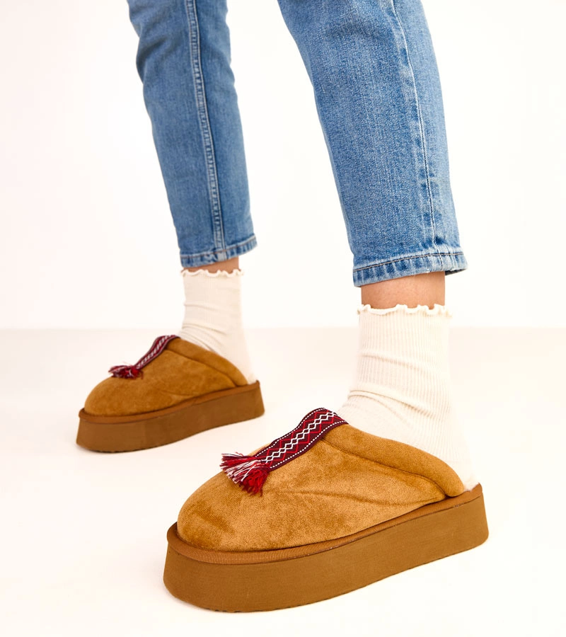 Brązowe zabudowane kapcie z kolorową wstawką Sarah