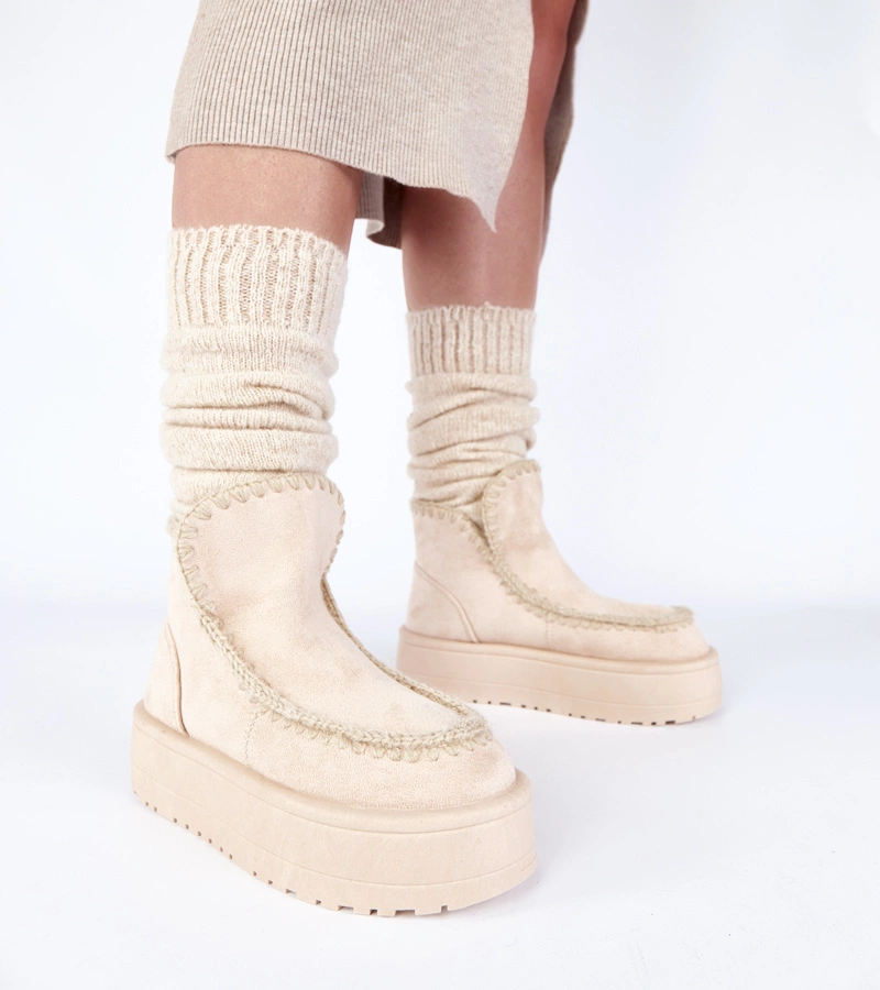 Jasnobeżowe śniegowce na platformie z ozdobnym haftem Alwena