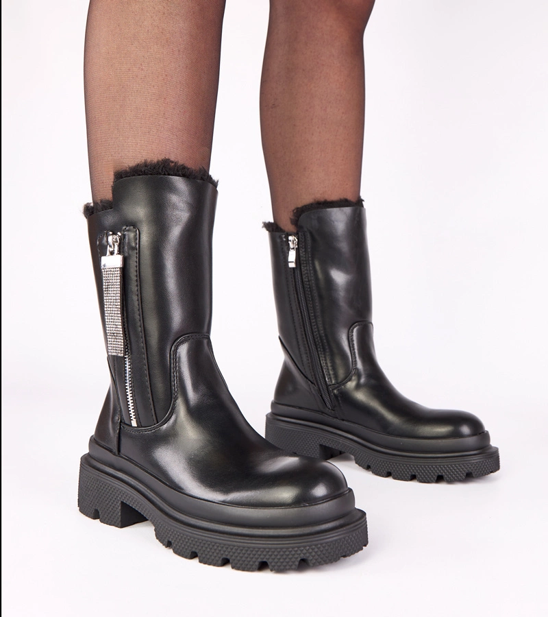 Czarne botki na platformie z ozdobnym suwakiem z cyrkoniami Asta