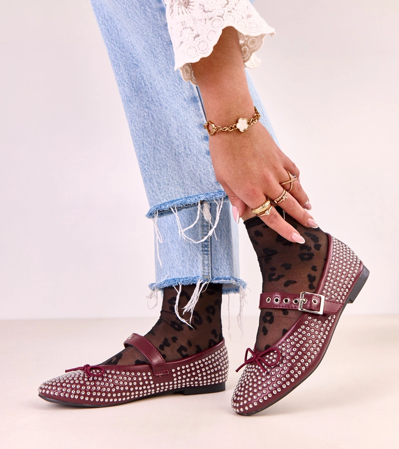 Bordowe baleriny zdobione ćwiekami i kokardką Mylie