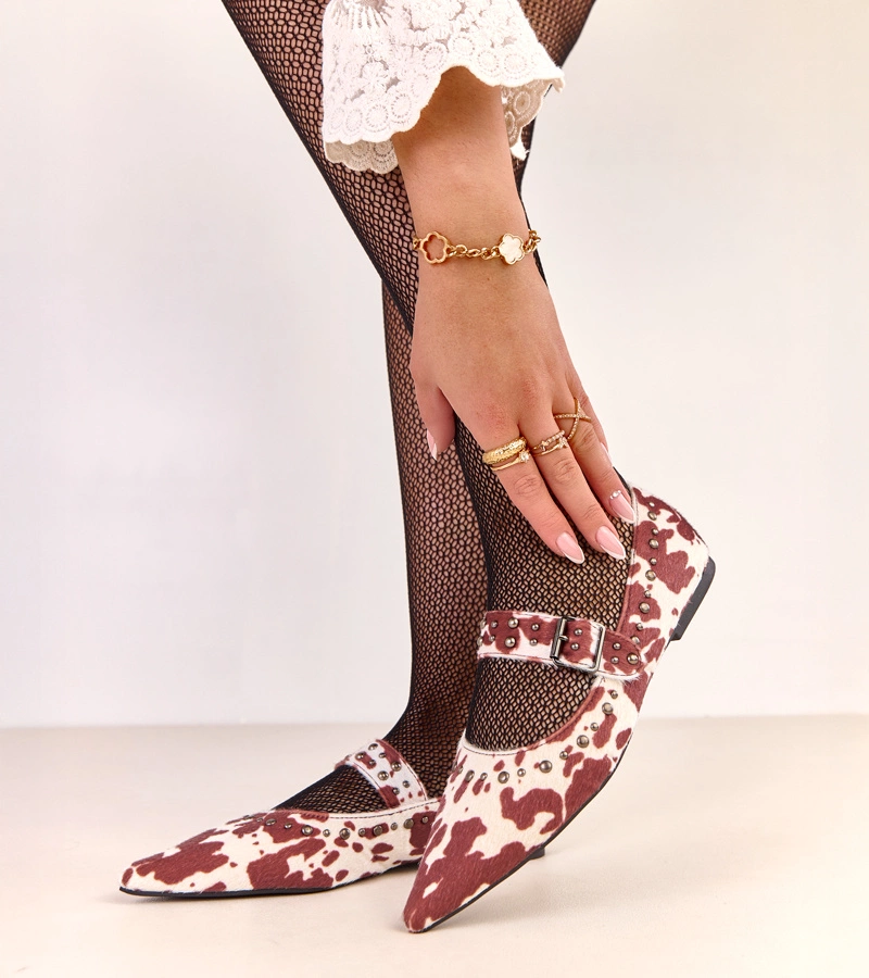 Brązowe baleriny w krowie łaty zdobione nitami Loresi