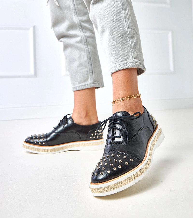 Czarne półbuty damskie ze ćwiekami Kamira