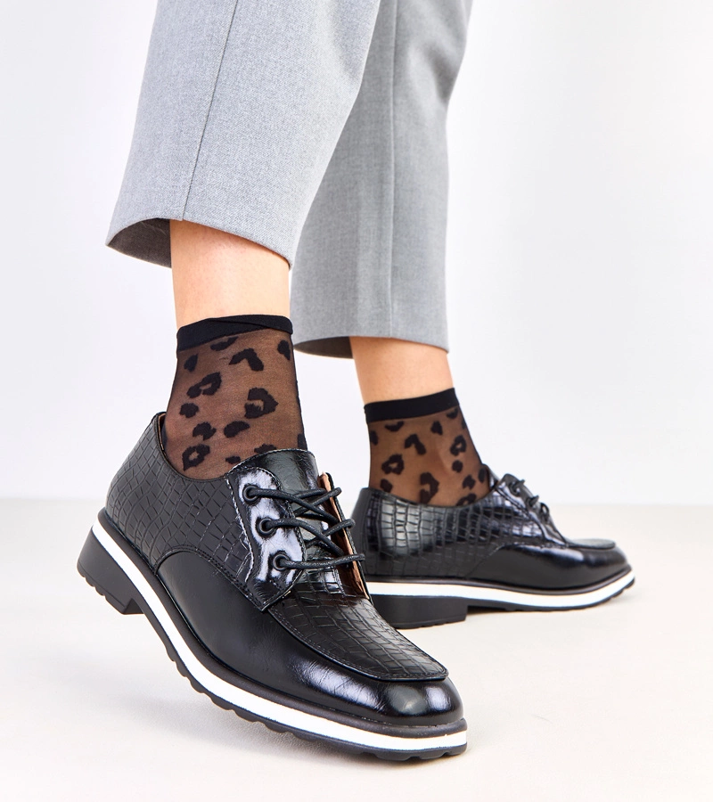 Czarne półbuty z tłoczeniem i kwadratowym noskiem Kerawa