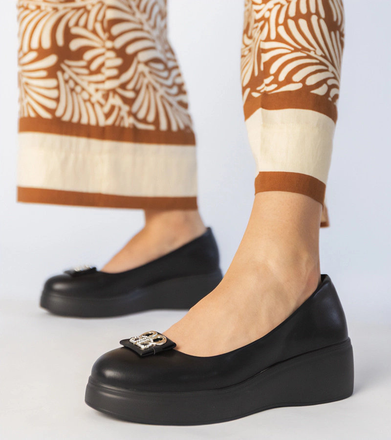 Czarne półbuty na platformie z cyrkoniową ozdobą Patos