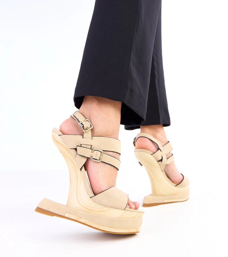 Beżowe sandały na futurystycznym obcasie Lansi