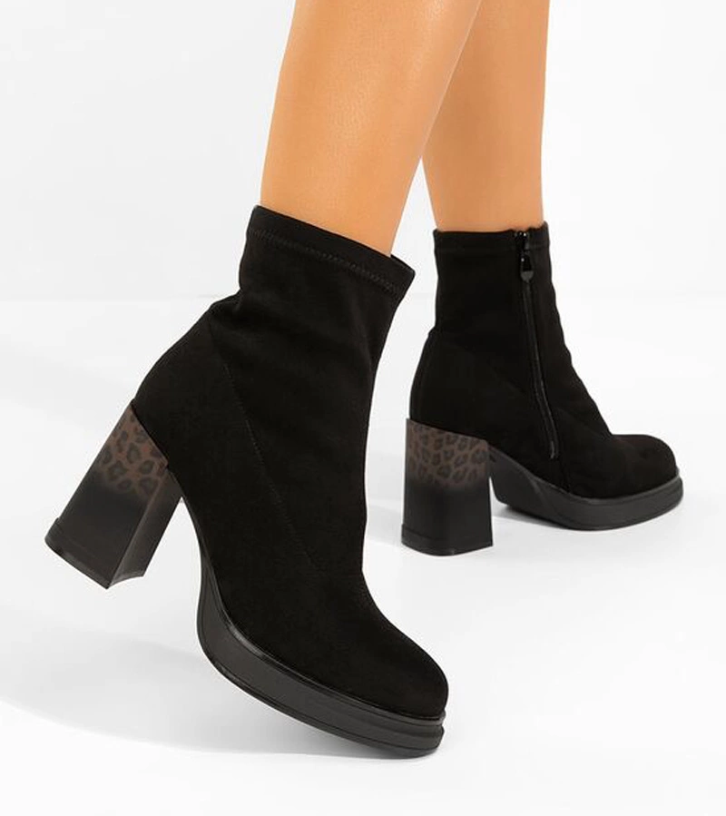 Czarne botki na słupku zdobionym panterkowym printem Delora