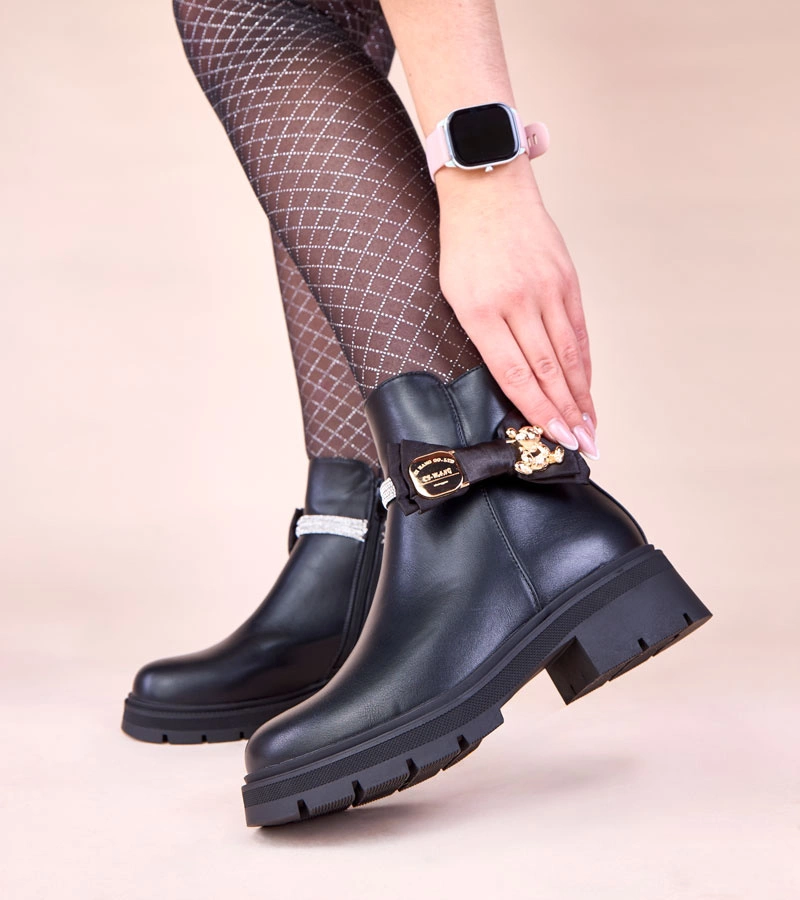 Czarne botki zdobione cyrkoniami i kokardką ze złotym misiem Avala