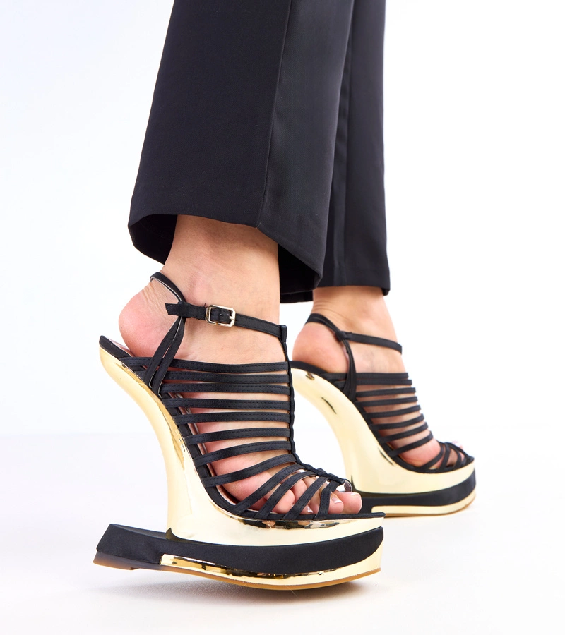 Czarne sandały na futurystycznym obcasie Elizer