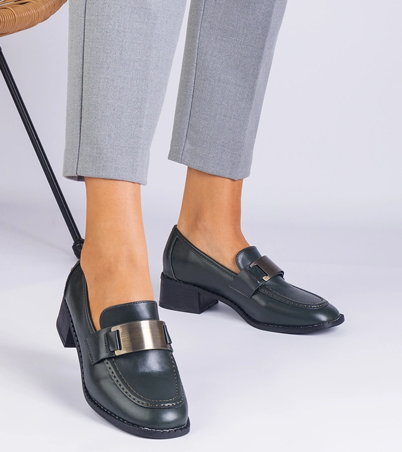 Zielone półbuty damskie na obcasie z metaliczną ozdobą Lunares