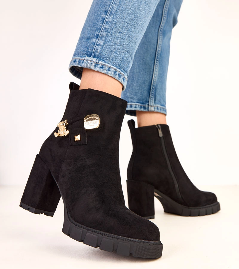 Czarne botki na słupku zdobione złotym misiem Naste